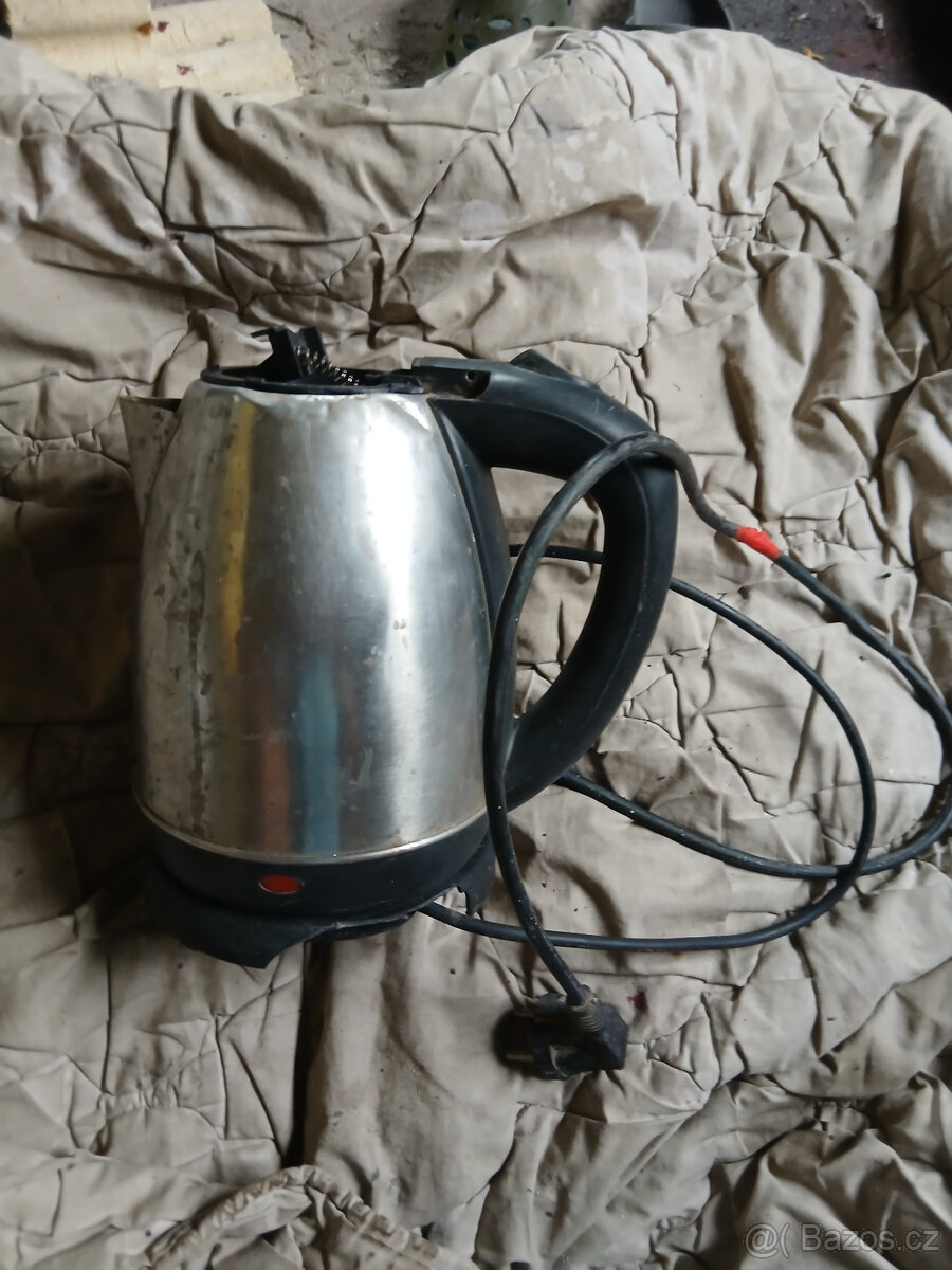 Funkční rychlovarná konvice,kosmetické vady