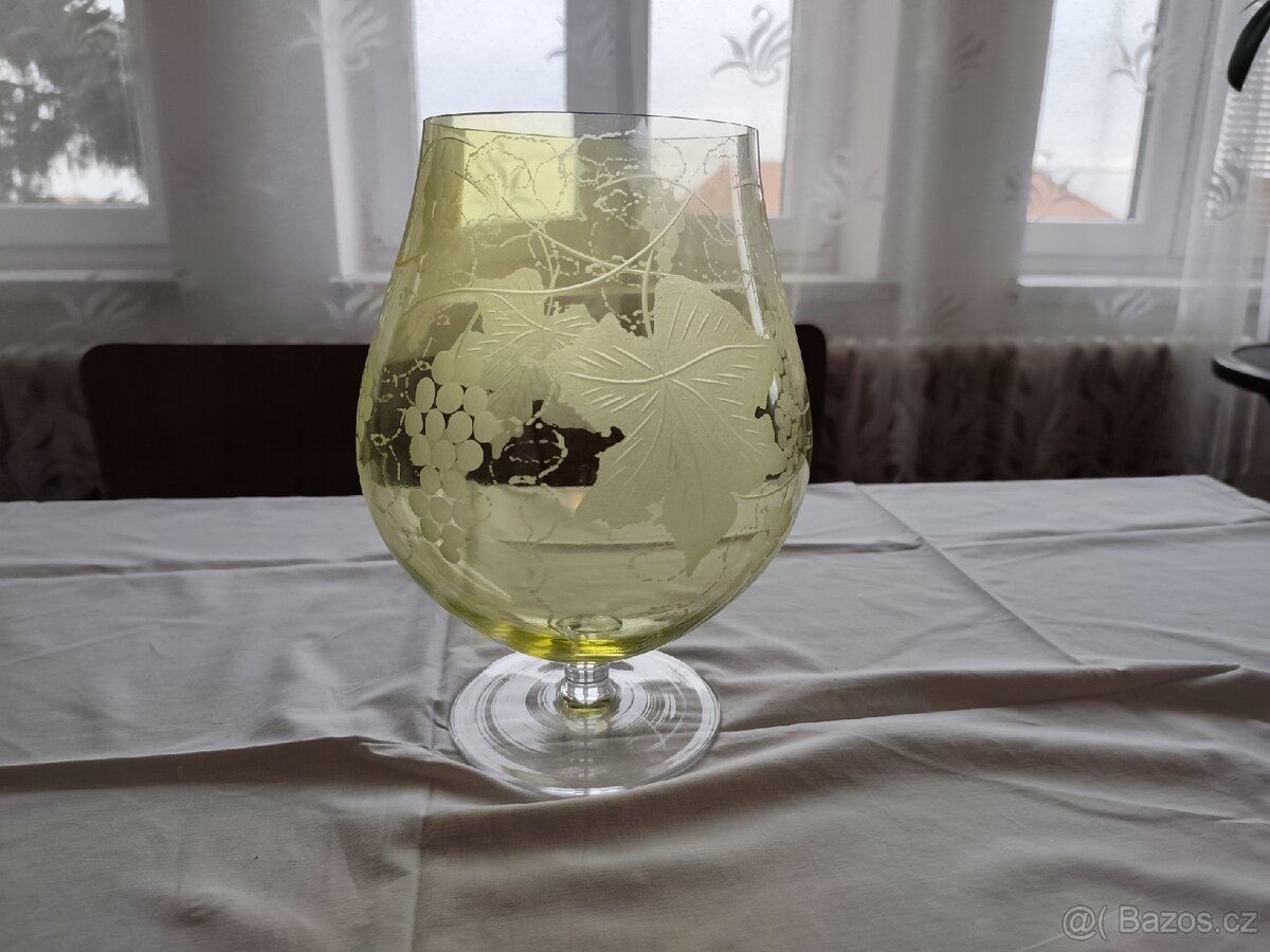 obří číše s reliéfem vinné révy