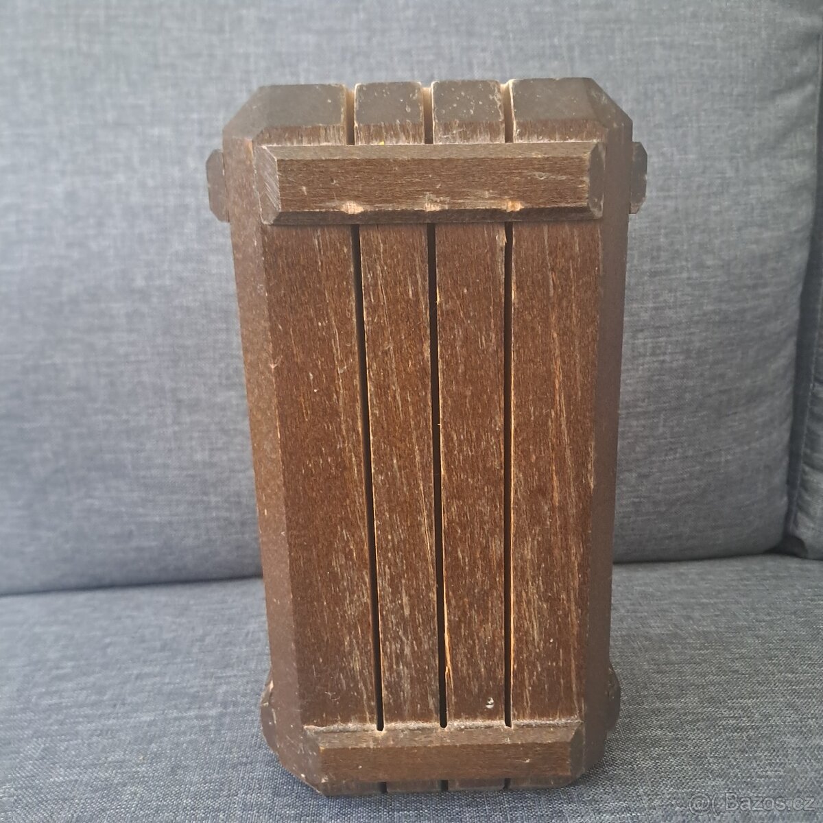 Dřevěný stojan nože