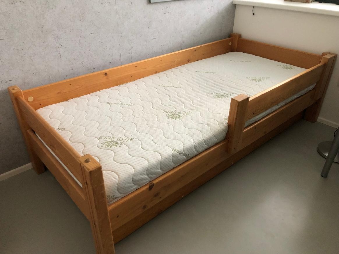 Smrková kvalitní postel + matrace z líné bio pěny - 90 x 200