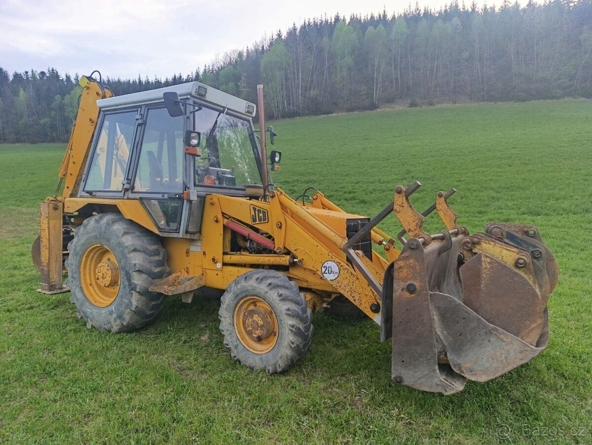 Traktorbagr JCB