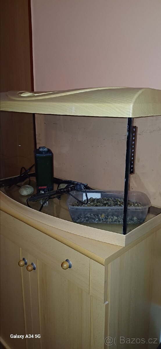 Akvarium se skříňkou
