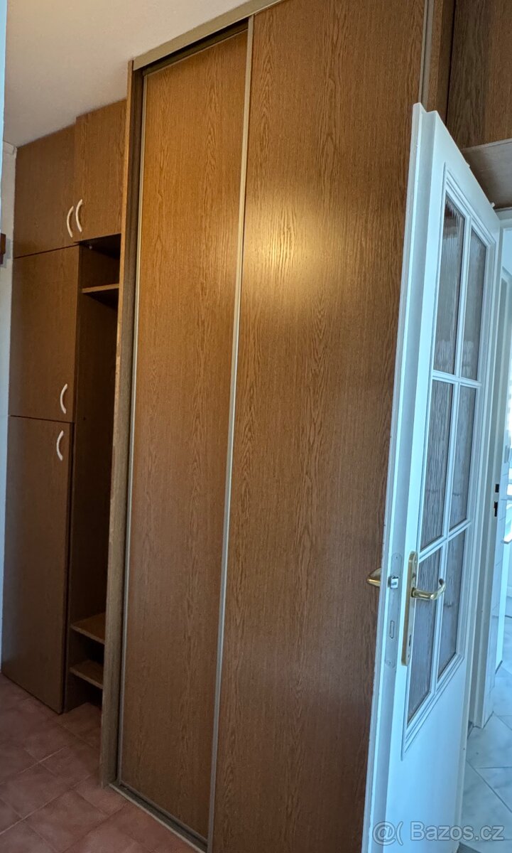 Vestavěná skříň
