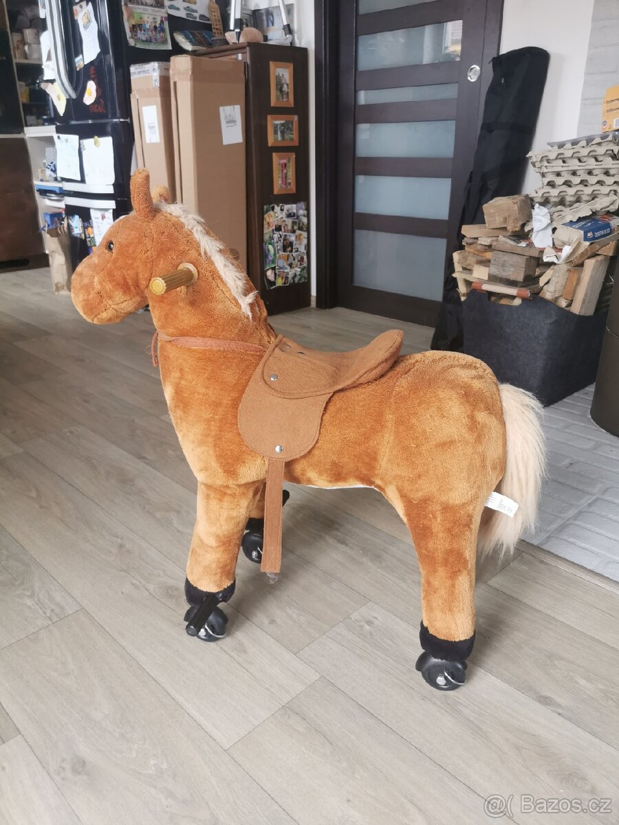 Kůň chodící velký plyšový