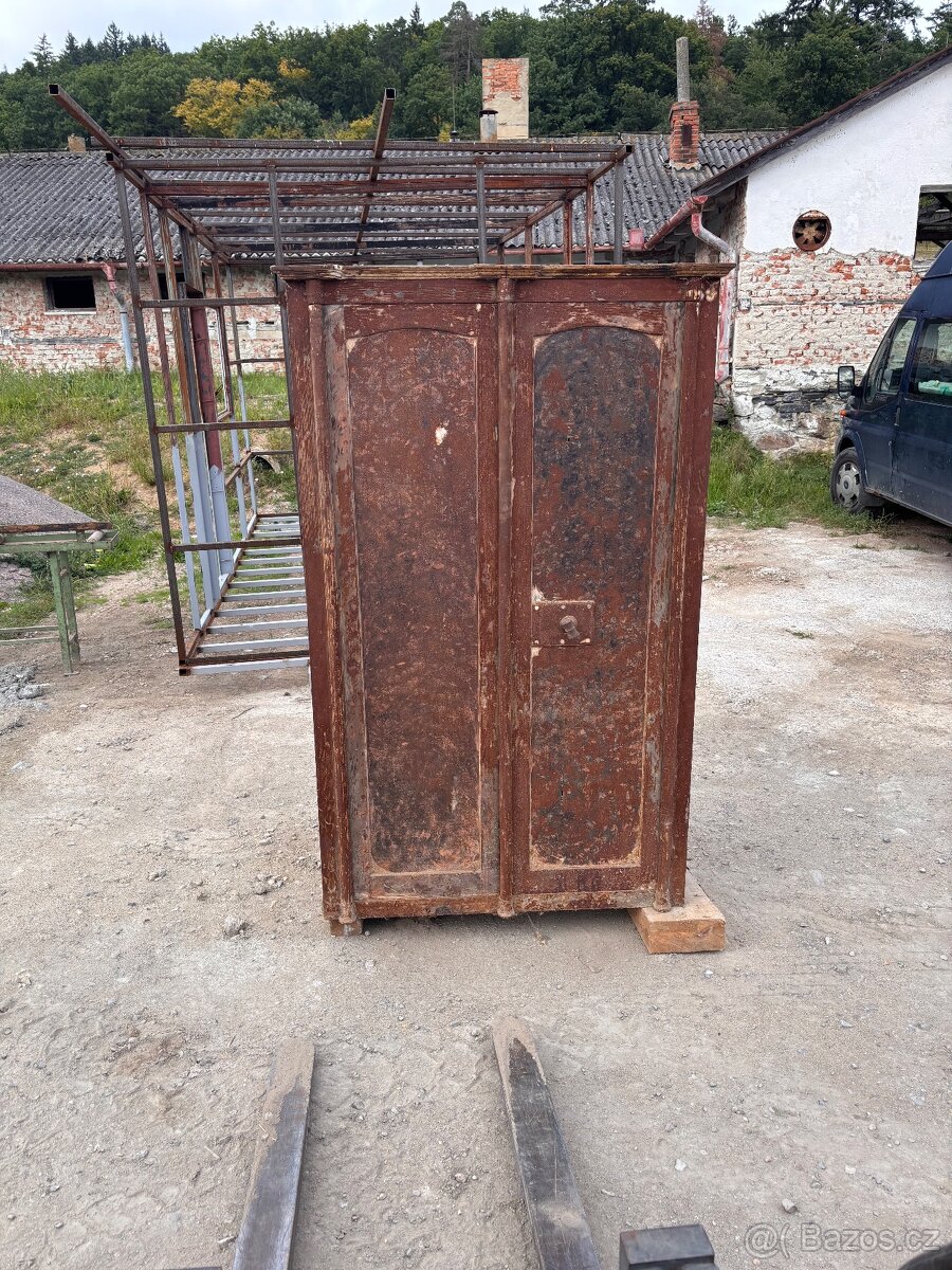 Trezor starožitný