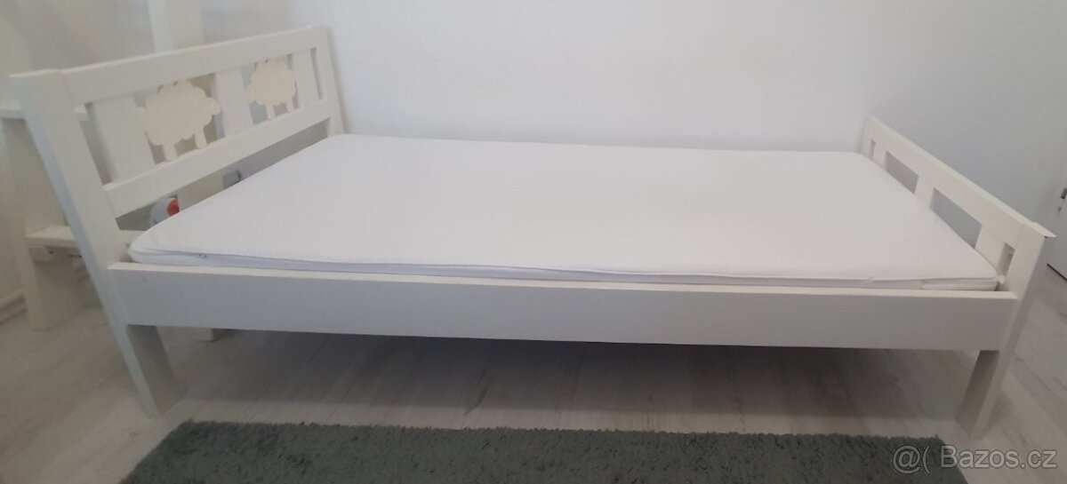 Dětská postel s roštem a matrací.