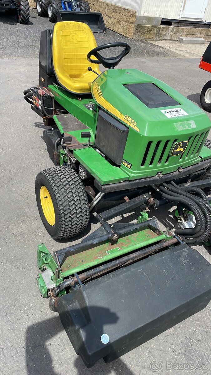Vřetenová sekačka na fotbalové hřiště John Deere 2653A