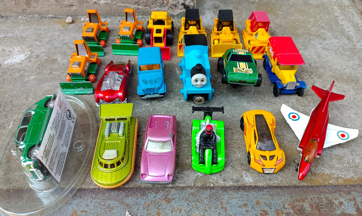 starší modely autíček auto kufr s dráhou motocykl formule aj