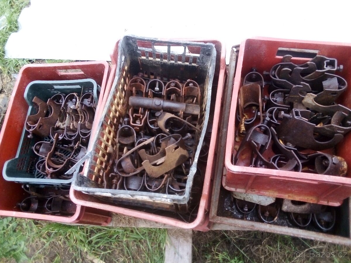 Trubkové lešení a žabky a stojky, hakyna