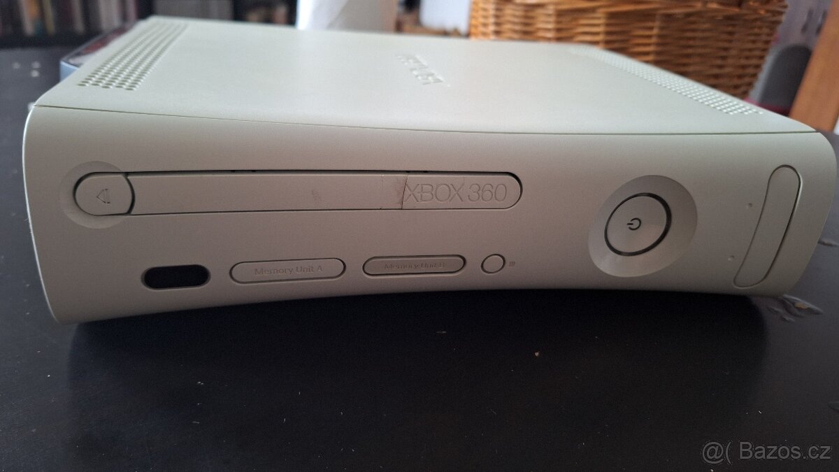 Xbox 360 s bezdrátovým ovladačem a zdrojem