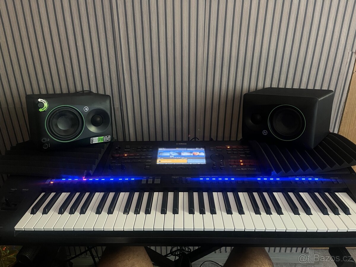 Yamaha psr sx700 + studiove bedny