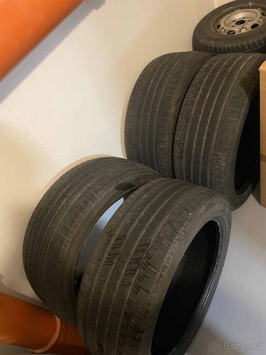 Celoroční 285/45 r22