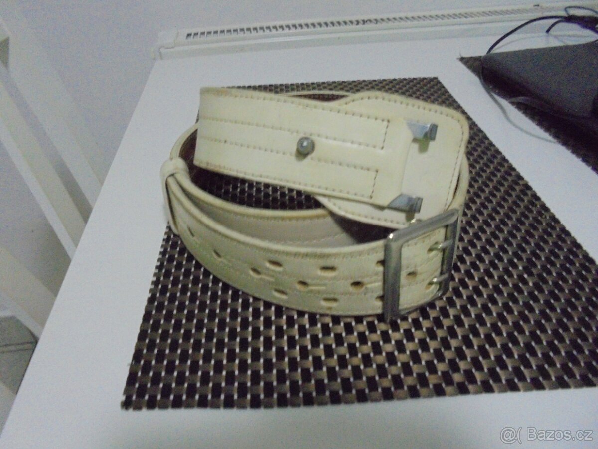 Opasek,pouzdro na pistoli a zasobník
