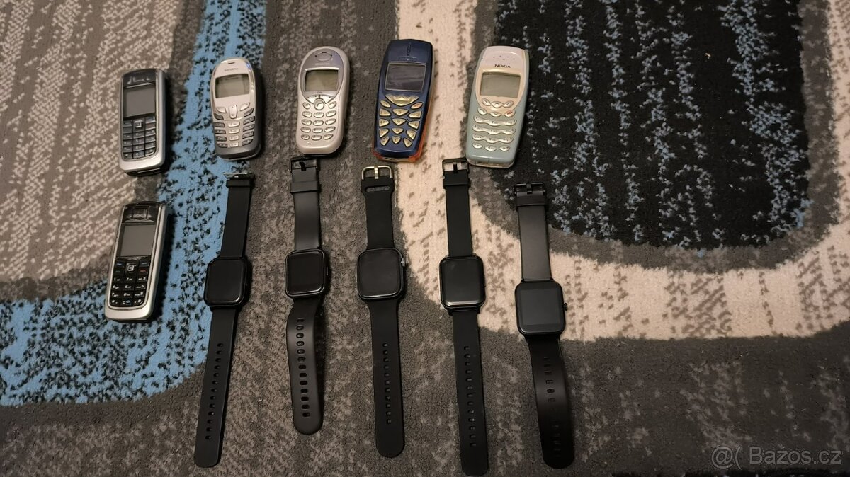 Mix chytrých hodinek a mobilních telefonů