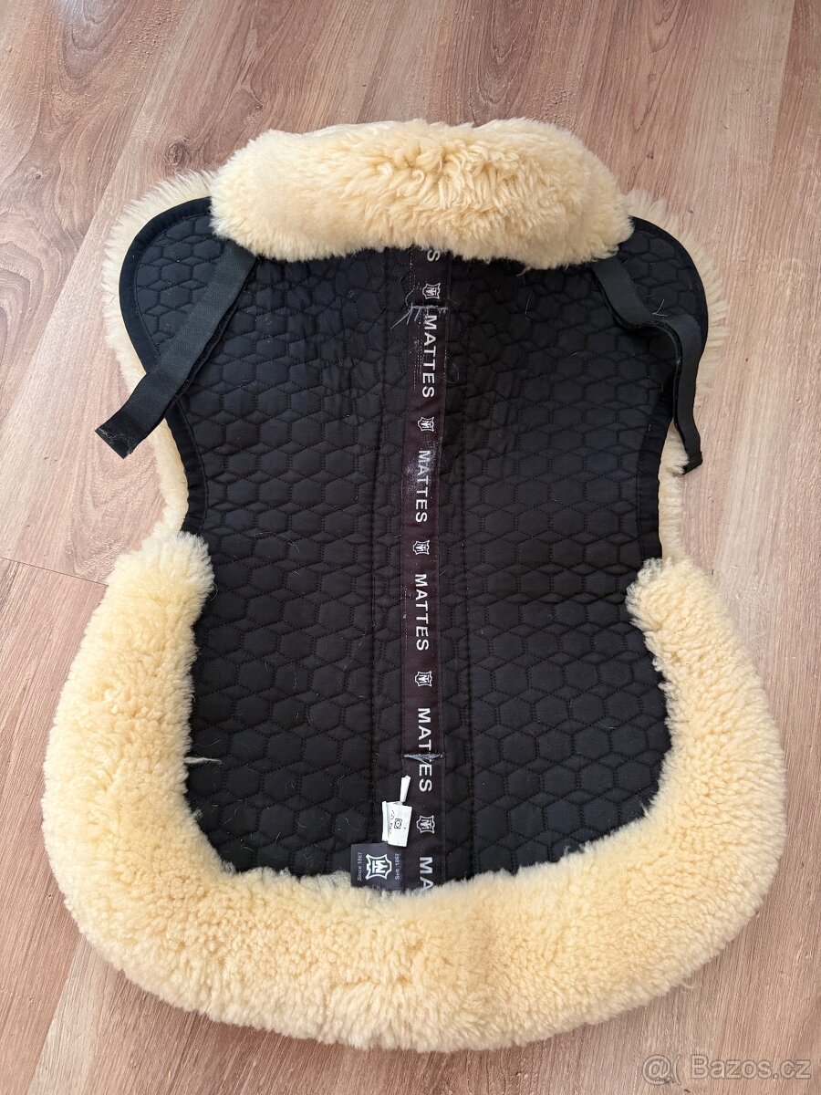 Dečka tlumící Mattes pravý beránek drezurní drezurní L černá