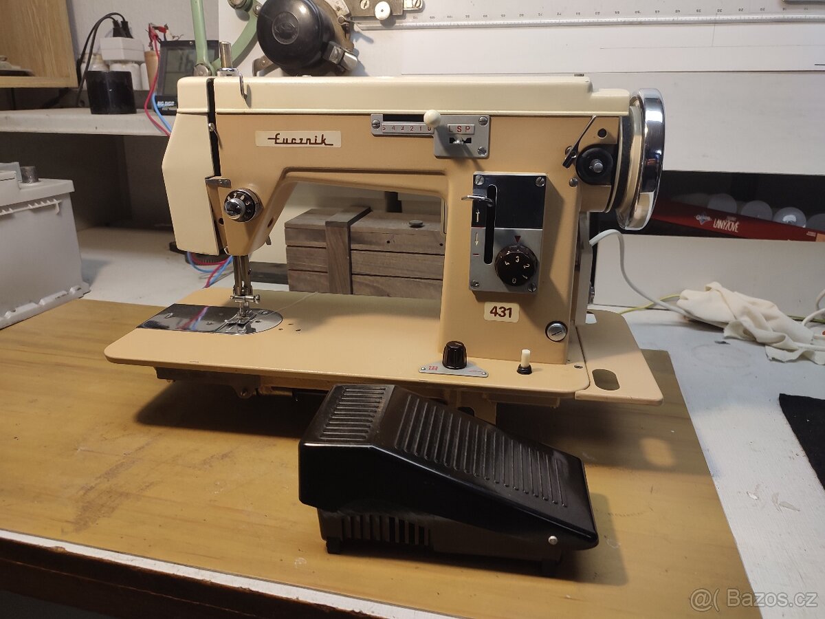 Šicí stroj Lucznik + skříňka/pedál