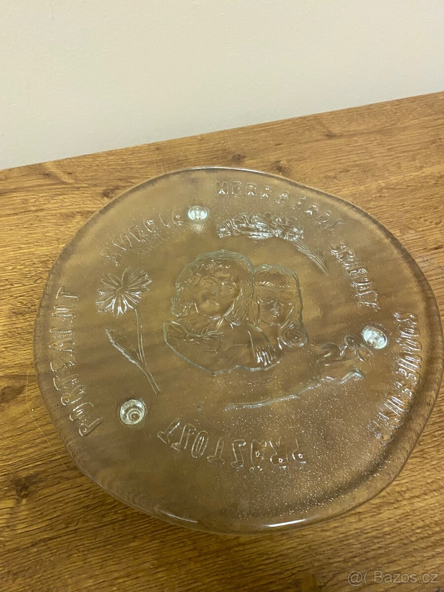 Skleněný tác na dort