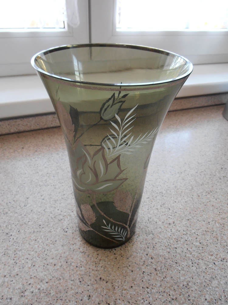 zdobená skleněná váza