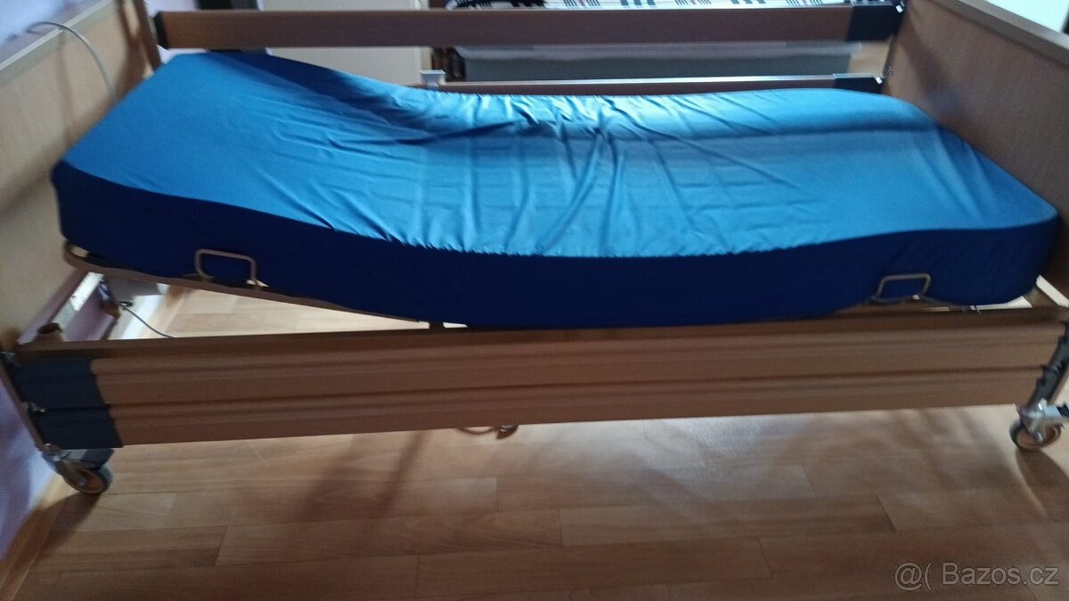 Zdravotní postel + toaletní křeslo