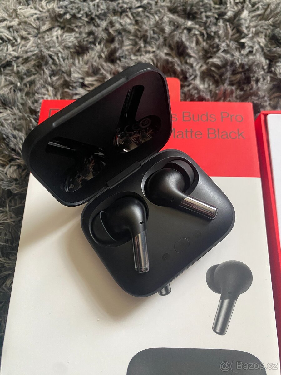 OnePlus Buds Pro 2, černá sluchátka
