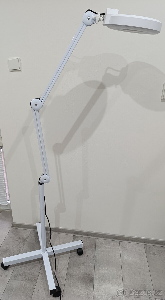 Kosmetická lampa s lupou