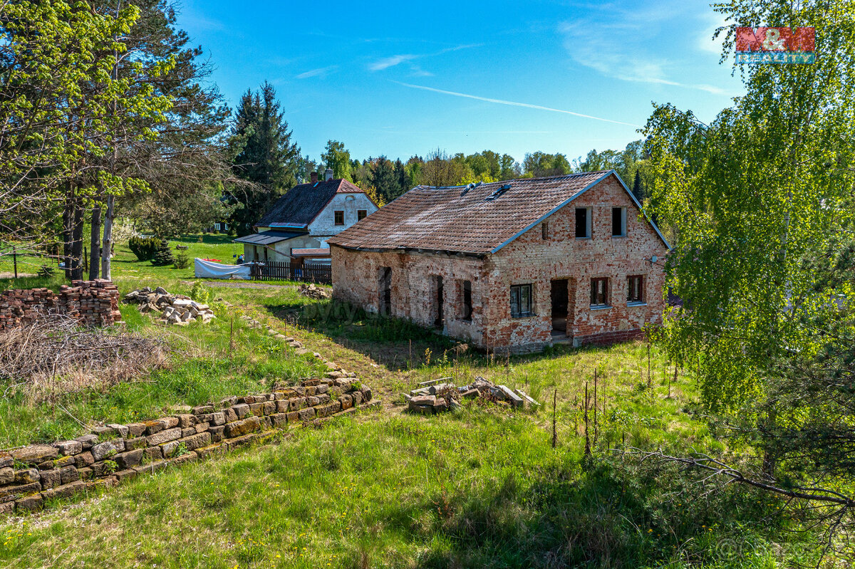 Prodej rodinného domu s pozemky ve Starých Křečanech, 728 m2