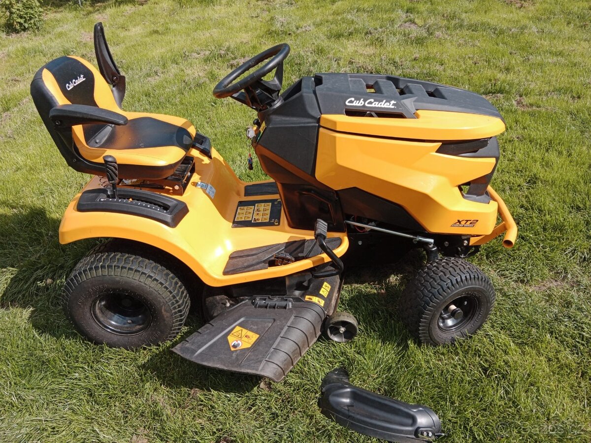 Zahradní traktor Cub Cadet XT2 PS107