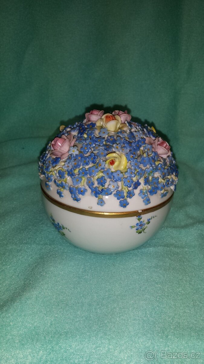 porcelánová doza s květy na víku. Značeno. Jako dekorace