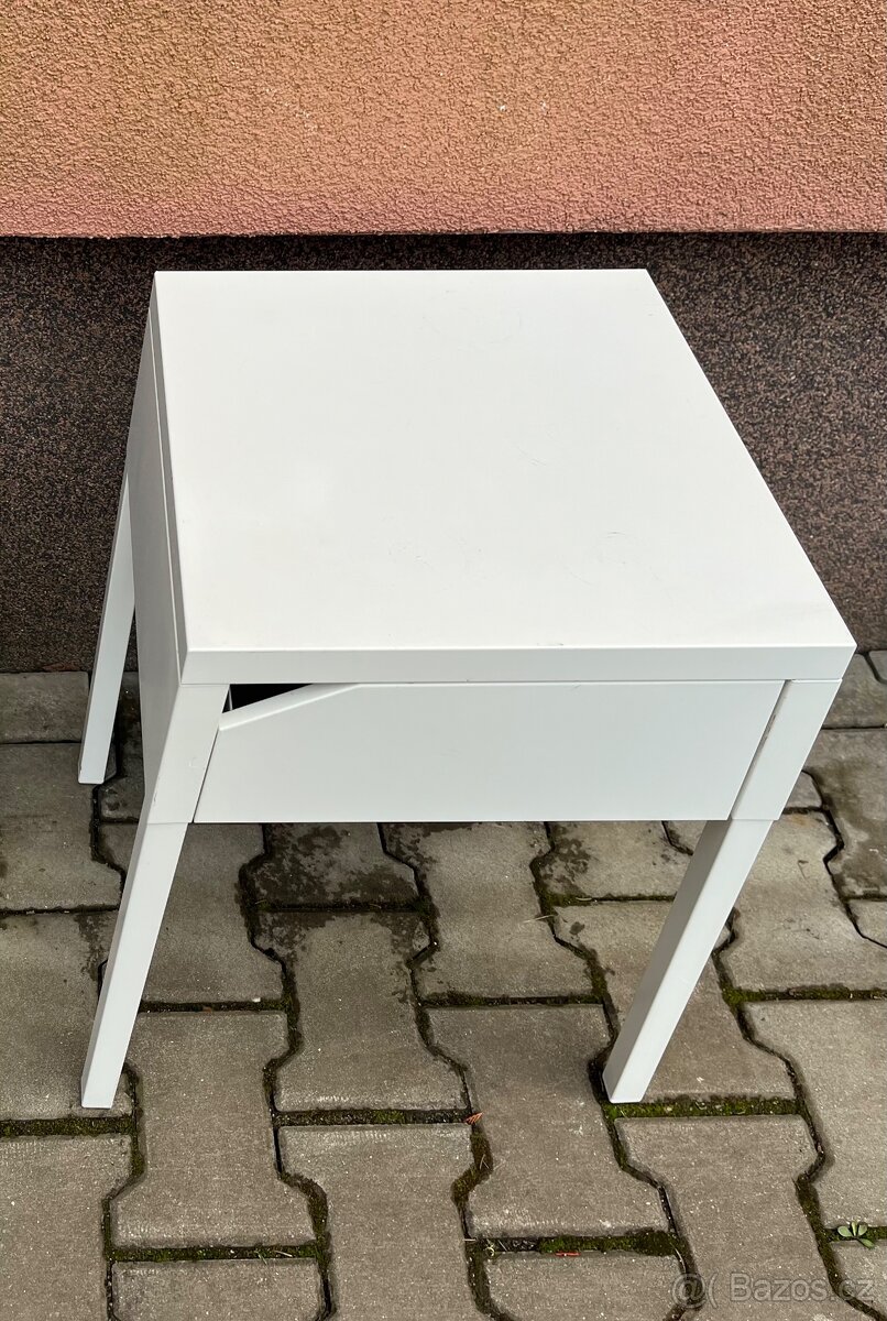 noční stolek