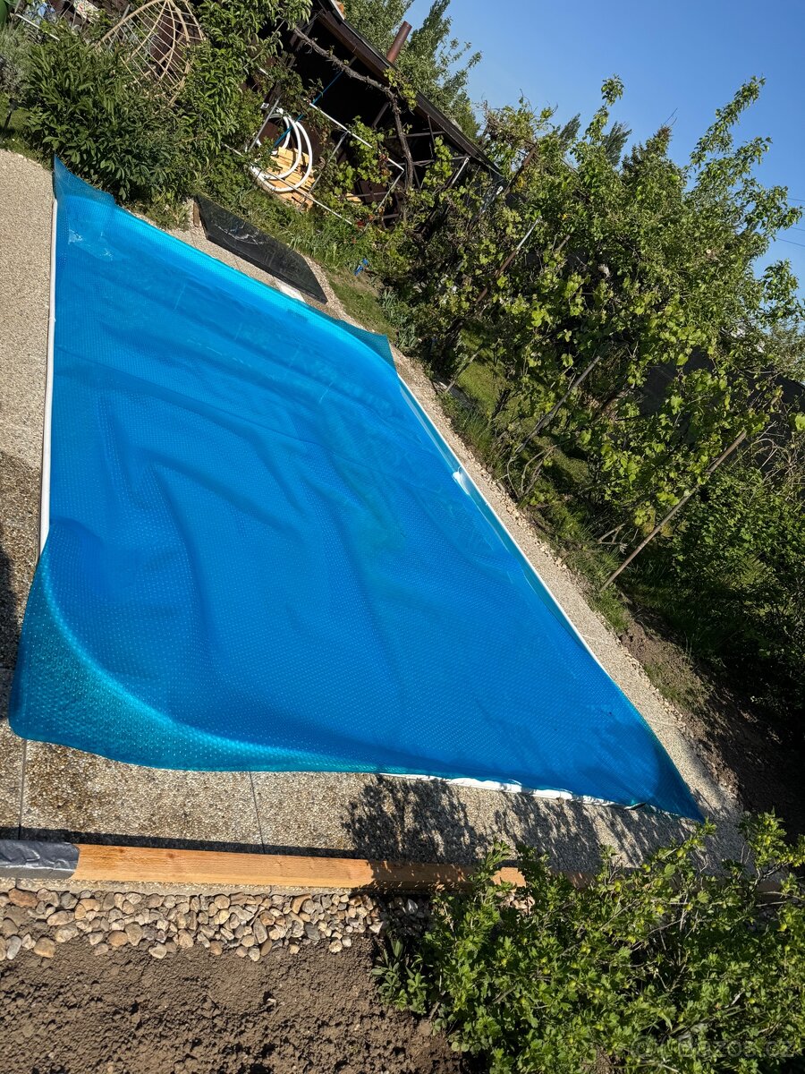 Solární plachta na bazén