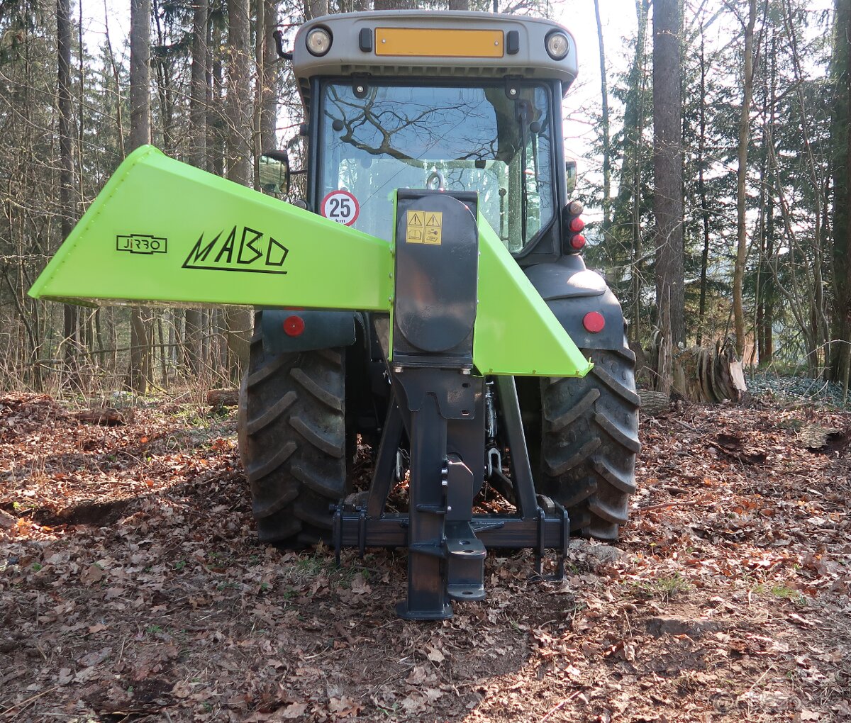 Štěpkovač špalíkovač za traktor s řemenovým převodem