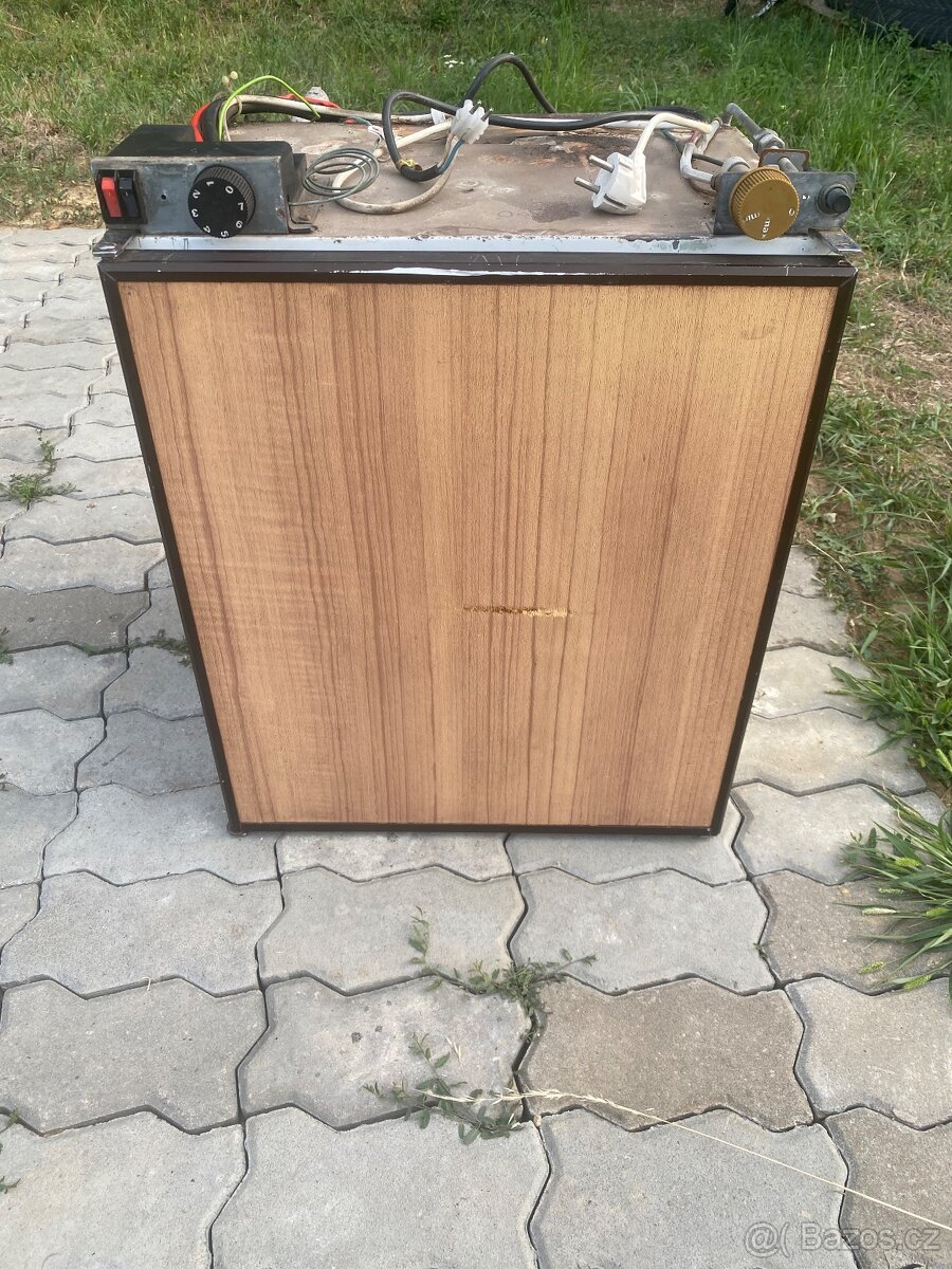 Lednice do karavanu na 12v,220v a na plyn funkční