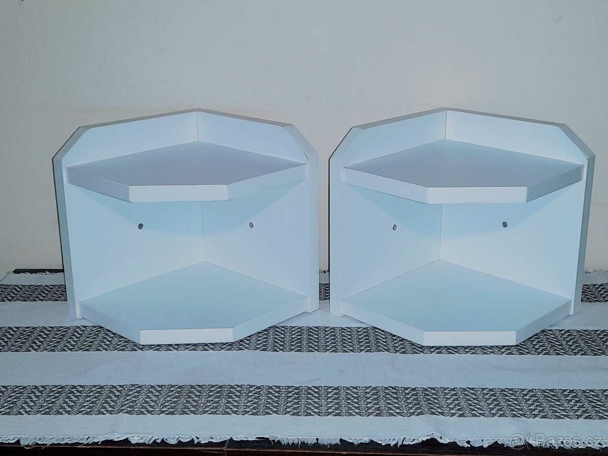 Menší rohové poličky.