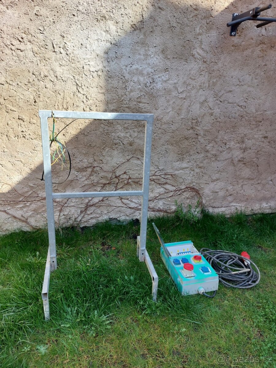 Stavební rozvaděč se stojanem