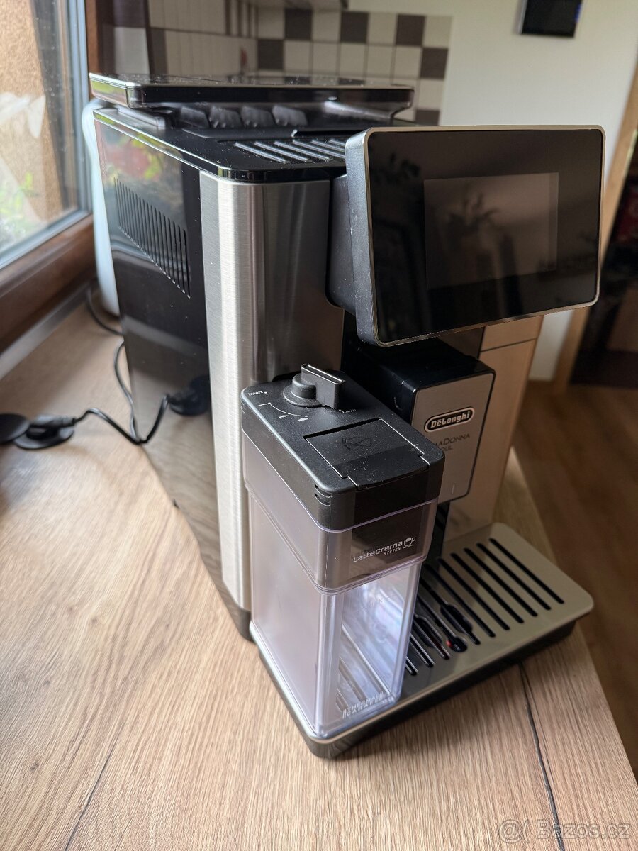Kávovar DeLonghi PrimaDonna Soul - plně automatický