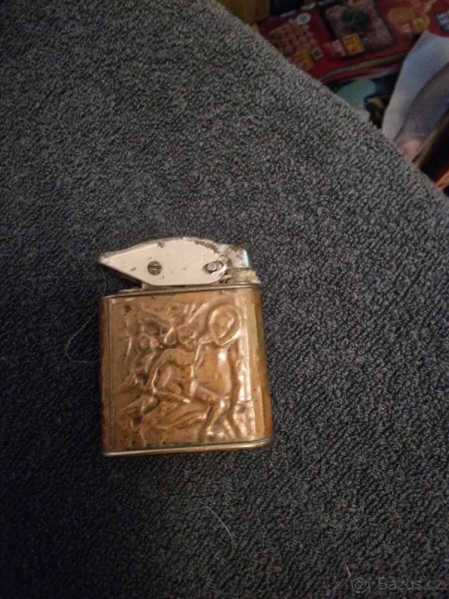 Starý benzinovy zapalovač po dedovi