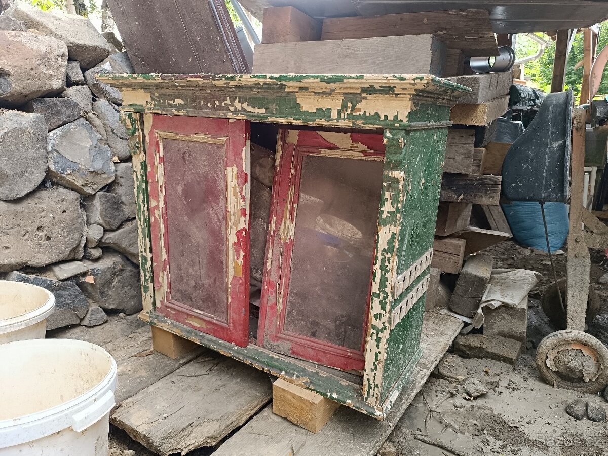 Stará kuchyňská skříňka