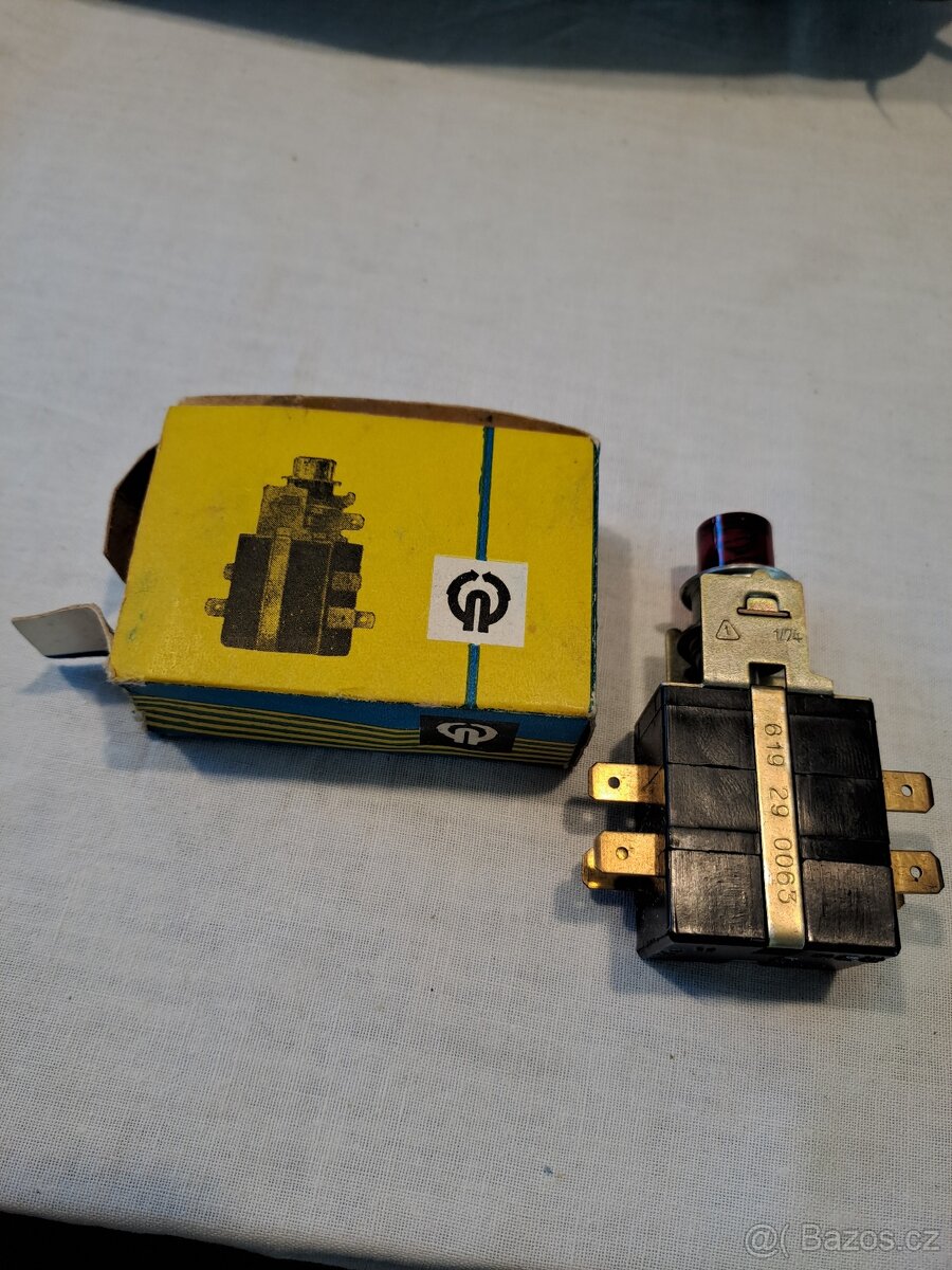 spínač s červenou kontrolkou