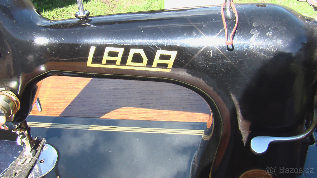 ŠICÍ STROJ LADA - ve SKŘÍŇCE