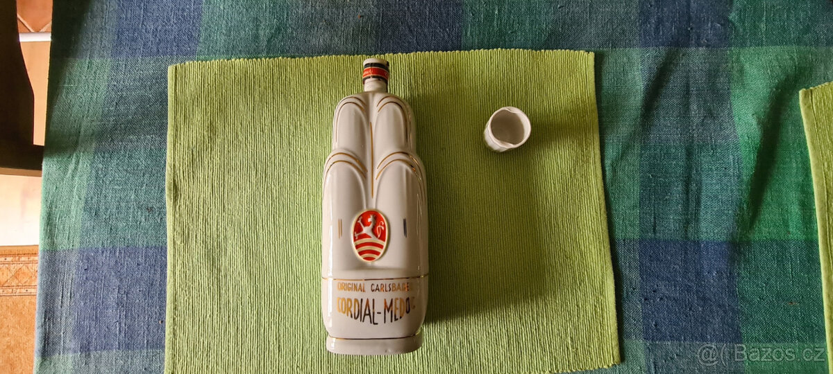 Porcelánovu lahev od Becherovky.