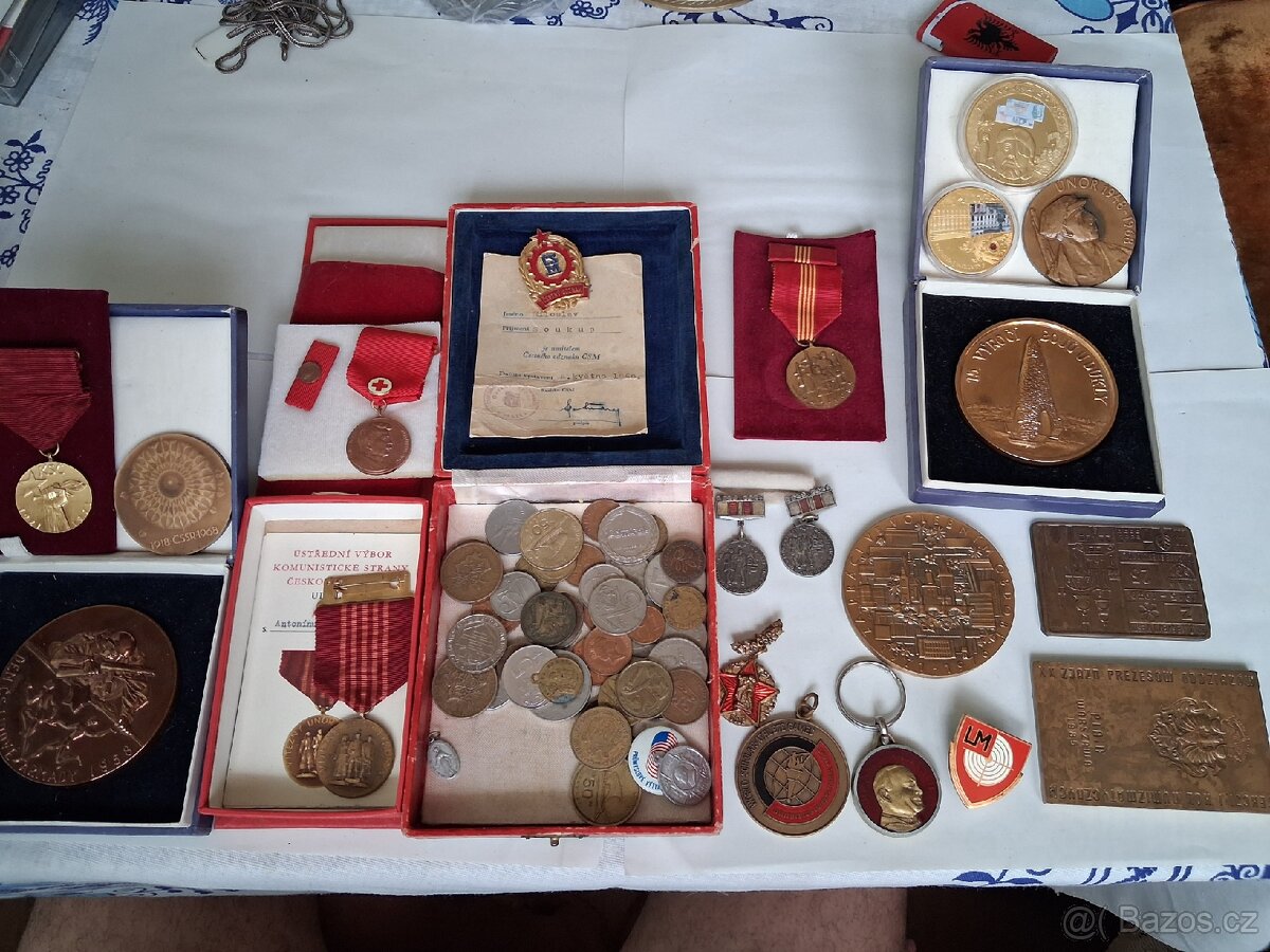 Medaile,vyznamenáni,mince.