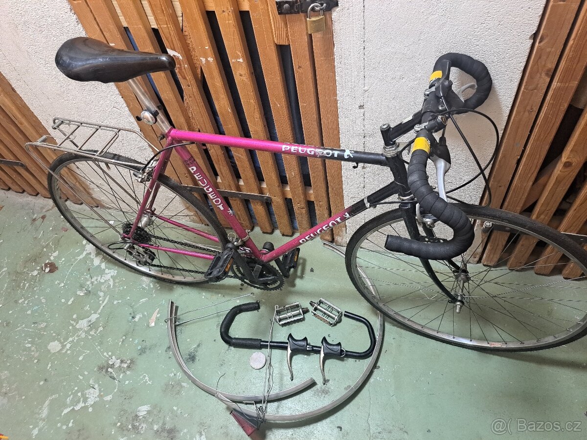 Staré silniční kolo Peugeot + hromada dílů