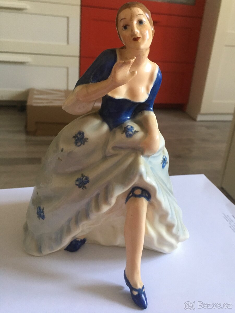 Porcelánová soška klečící dámy Royal Dux