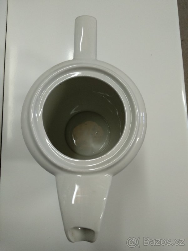 Stará předválečná keramická konvice