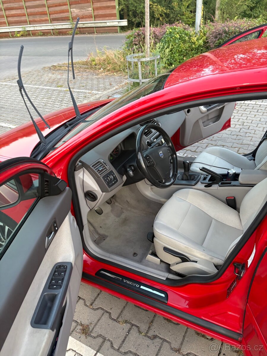 Prodám sedačky a tapce z Volvo v50