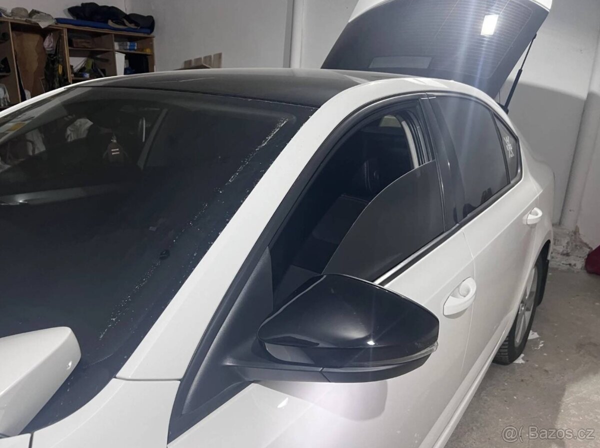 ČIERNE KRYTY spätných zrkadiel.