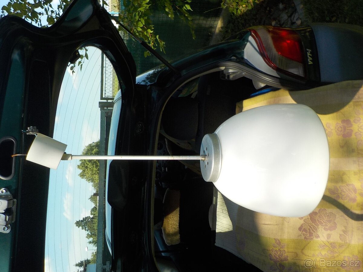 staré lampy, lustry a stropní svítidla