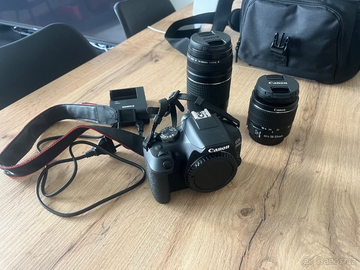 Fotoaparát, taška na fotoaparát a náhradní baterie s nabíječ