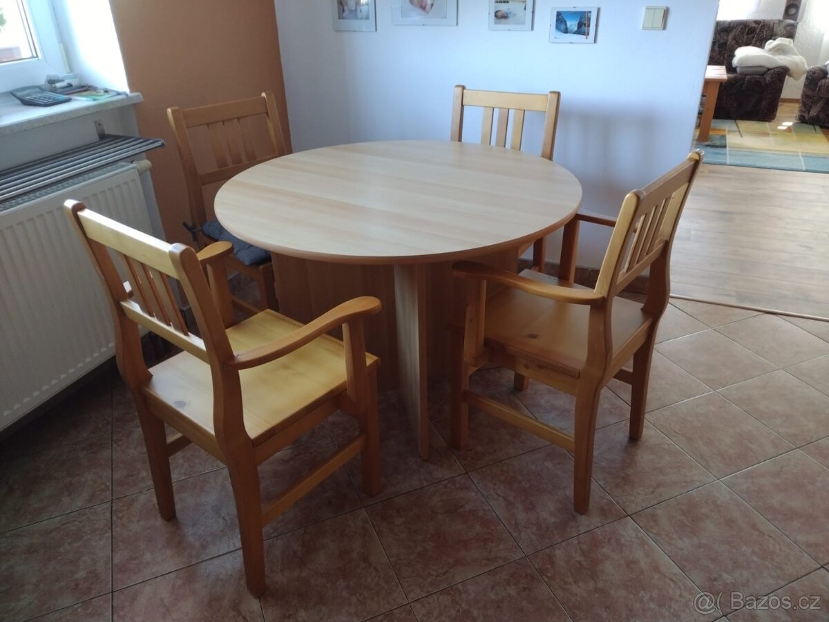 Kulatý stůl včetně židlí