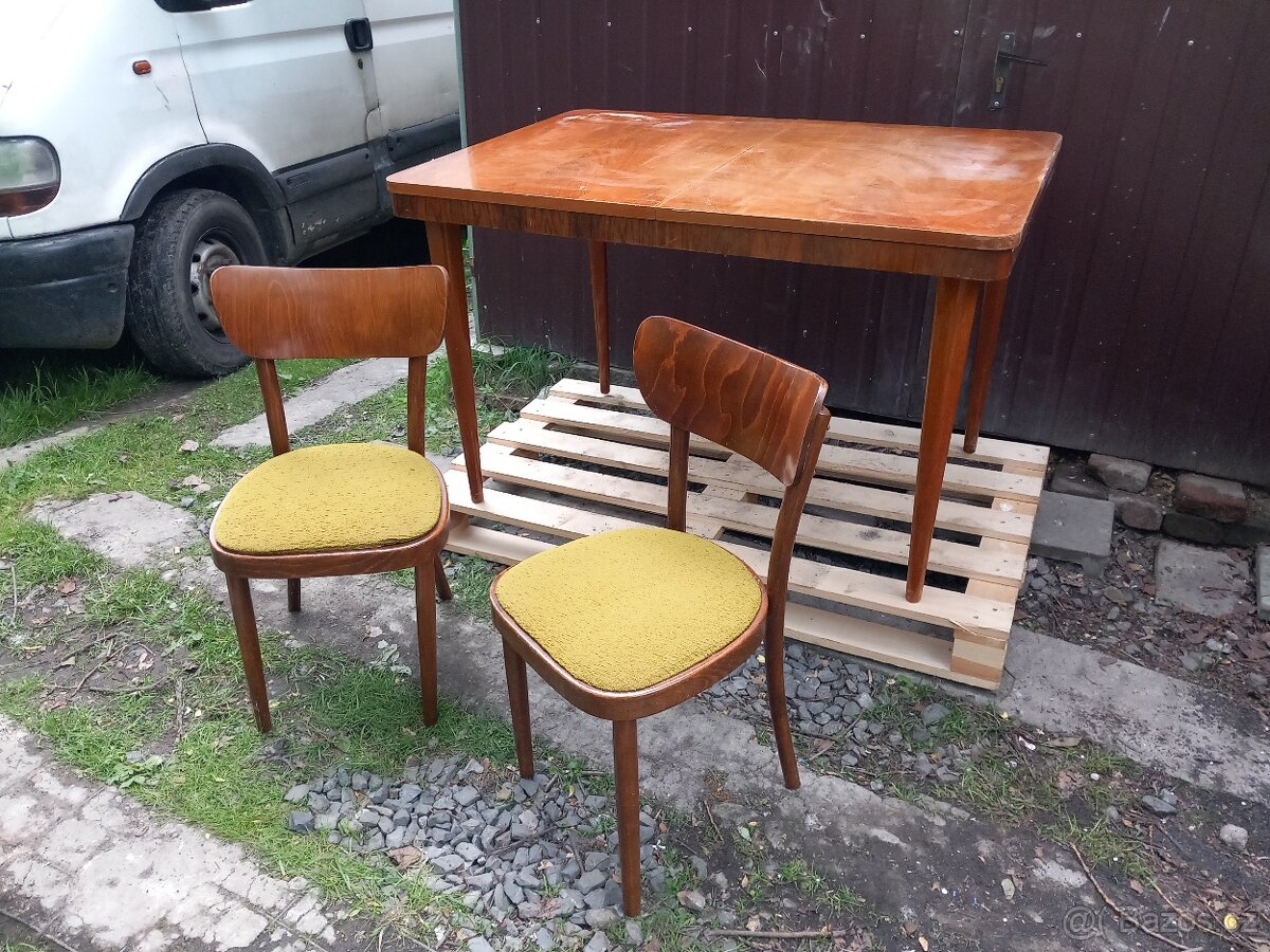 Starý rozkládací stůl a 2 židle - k renovaci
